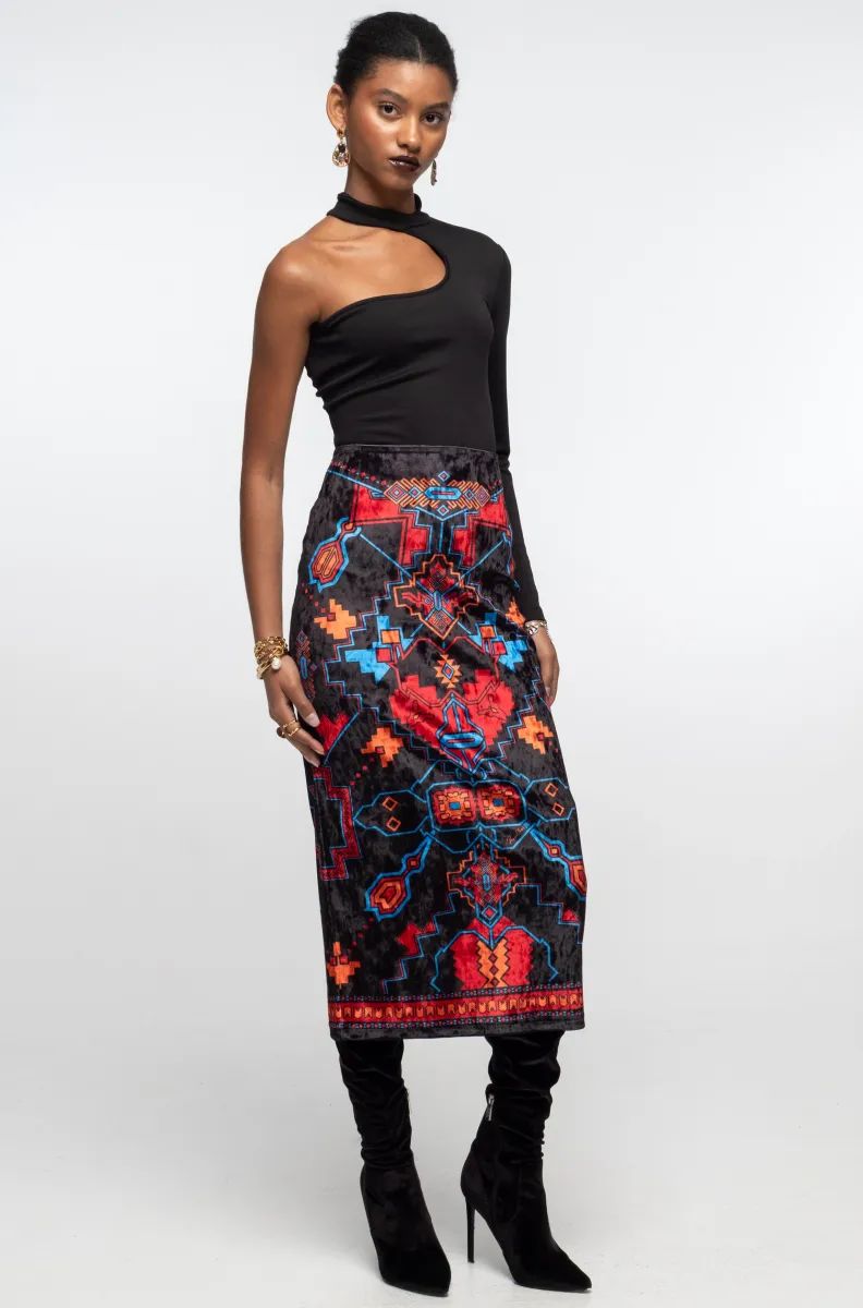 γυναικεία φούστα σε βελούδινη υφή και με ιδιαίτερο σχέδιο από την peace and chaos, chronicle midi skirt velvet