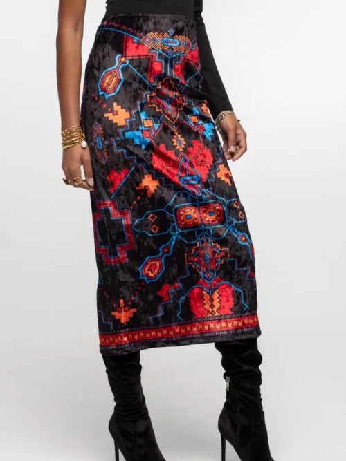 γυναικεία φούστα σε βελούδινη υφή και με ιδιαίτερο σχέδιο από την peace and chaos, chronicle midi skirt velvet