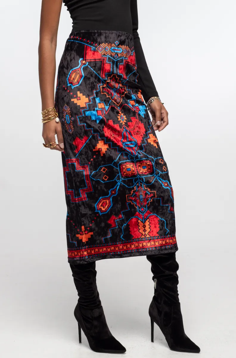 γυναικεία φούστα σε βελούδινη υφή και με ιδιαίτερο σχέδιο από την peace and chaos, chronicle midi skirt velvet