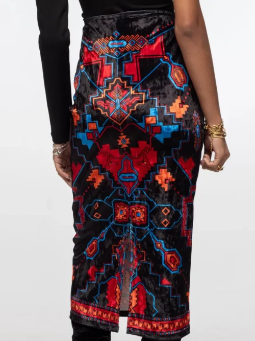 γυναικεία φούστα σε βελούδινη υφή και με ιδιαίτερο σχέδιο από την peace and chaos, chronicle midi skirt velvet