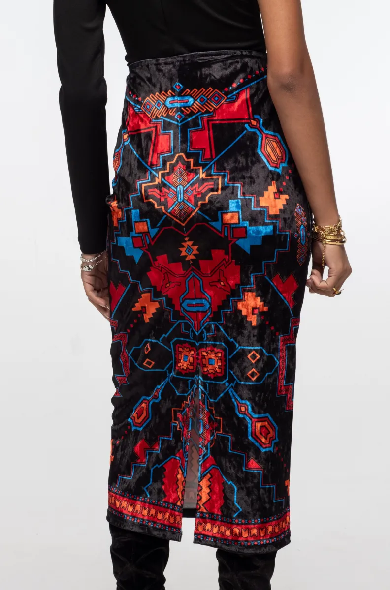 γυναικεία φούστα σε βελούδινη υφή και με ιδιαίτερο σχέδιο από την peace and chaos, chronicle midi skirt velvet