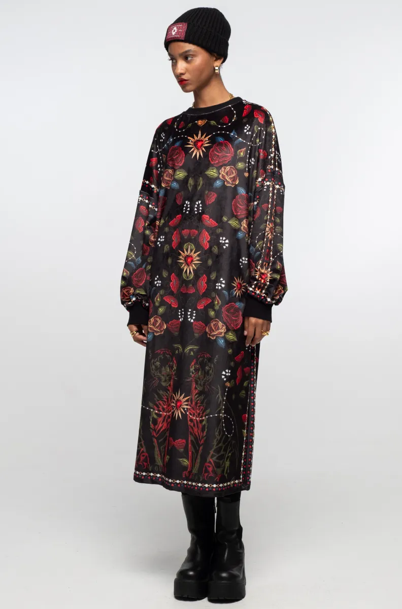 γυναικείο μακρύ φόρεμα από βελούδο με ιδιαίτερο σχέδιο από την peace and chaos, heirloom long dress