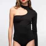 γυναικείο κορμάκι σε μαύρο χρώμα με έναν ώμο από την peace and chaos, obsidian bodysuit