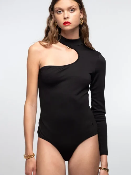 γυναικείο κορμάκι σε μαύρο χρώμα με έναν ώμο από την peace and chaos, obsidian bodysuit