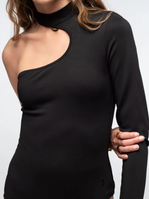 γυναικείο κορμάκι σε μαύρο χρώμα με έναν ώμο από την peace and chaos, obsidian bodysuit