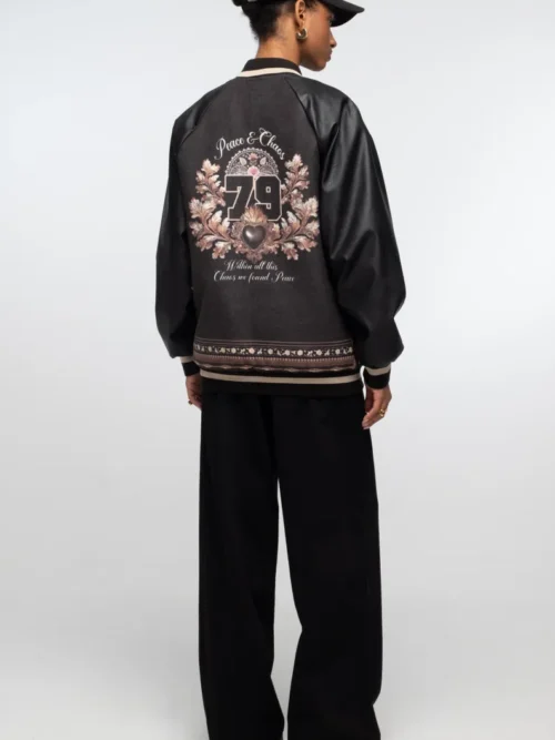 γυναικείο μπουφάν σε μαύρο χρώμα και με ιδιαίτερα σχέδια από την Peace and chaos, opulence bomber