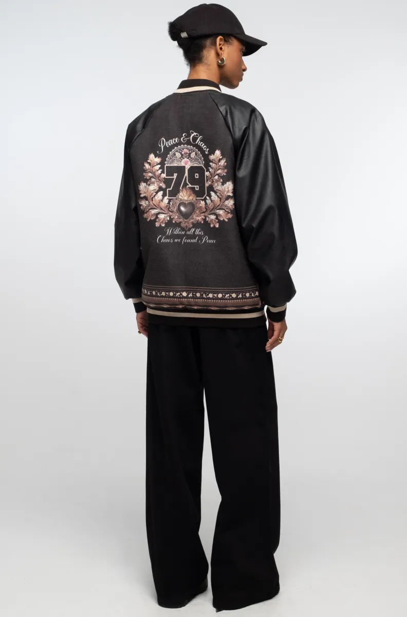 γυναικείο μπουφάν σε μαύρο χρώμα και με ιδιαίτερα σχέδια από την Peace and chaos, opulence bomber