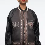 γυναικείο μπουφάν σε μαύρο χρώμα και με ιδιαίτερα σχέδια από την Peace and chaos, opulence bomber