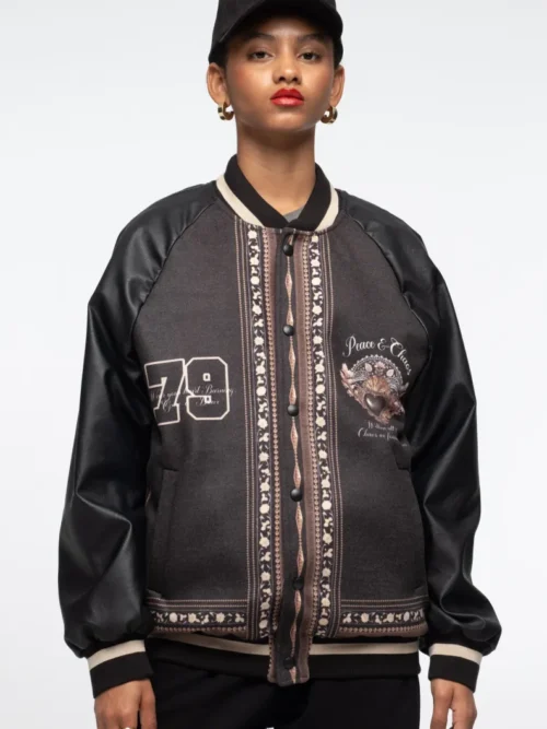 γυναικείο μπουφάν σε μαύρο χρώμα και με ιδιαίτερα σχέδια από την Peace and chaos, opulence bomber