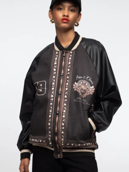 γυναικείο μπουφάν σε μαύρο χρώμα και με ιδιαίτερα σχέδια από την Peace and chaos, opulence bomber