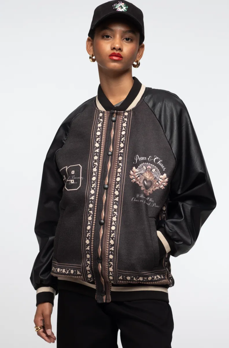γυναικείο μπουφάν σε μαύρο χρώμα και με ιδιαίτερα σχέδια από την Peace and chaos, opulence bomber