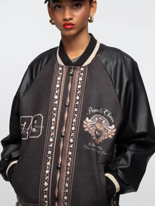 γυναικείο μπουφάν σε μαύρο χρώμα και με ιδιαίτερα σχέδια από την Peace and chaos, opulence bomber