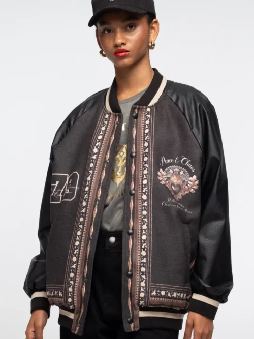 γυναικείο μπουφάν σε μαύρο χρώμα και με ιδιαίτερα σχέδια από την Peace and chaos, opulence bomber