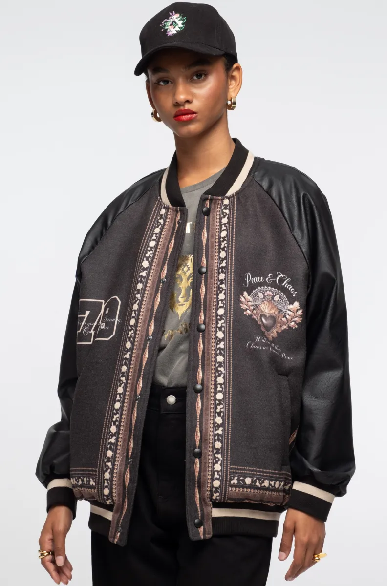γυναικείο μπουφάν σε μαύρο χρώμα και με ιδιαίτερα σχέδια από την Peace and chaos, opulence bomber