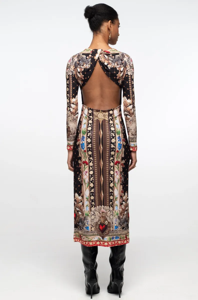 γυναικείο μακρύ φόρεμα από βελούδο με ανοιχτή πλάτη και με ιδιαίτερα σχέδια από την peace and chaos, opulence dress