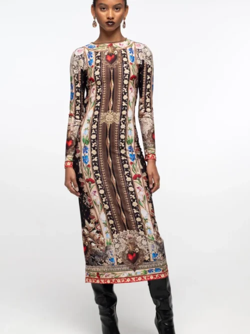 γυναικείο μακρύ φόρεμα από βελούδο με ανοιχτή πλάτη και με ιδιαίτερα σχέδια από την peace and chaos, opulence dress