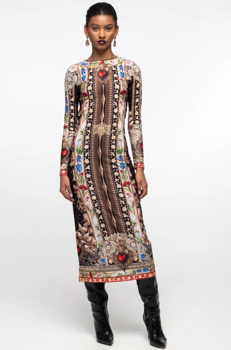 γυναικείο μακρύ φόρεμα από βελούδο με ανοιχτή πλάτη και με ιδιαίτερα σχέδια από την peace and chaos, opulence dress