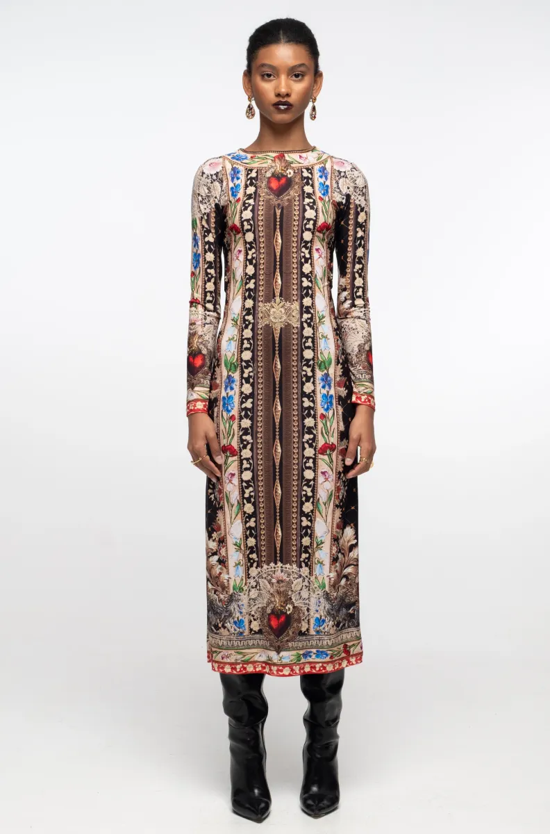 γυναικείο μακρύ φόρεμα από βελούδο με ανοιχτή πλάτη και με ιδιαίτερα σχέδια από την peace and chaos, opulence dress