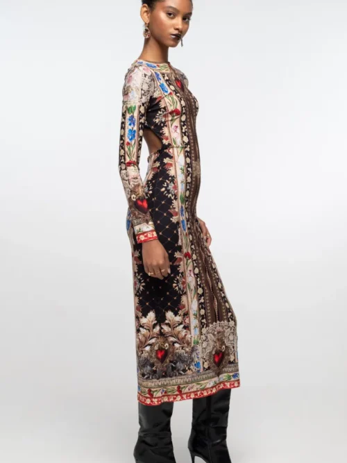 γυναικείο μακρύ φόρεμα από βελούδο με ανοιχτή πλάτη και με ιδιαίτερα σχέδια από την peace and chaos, opulence dress