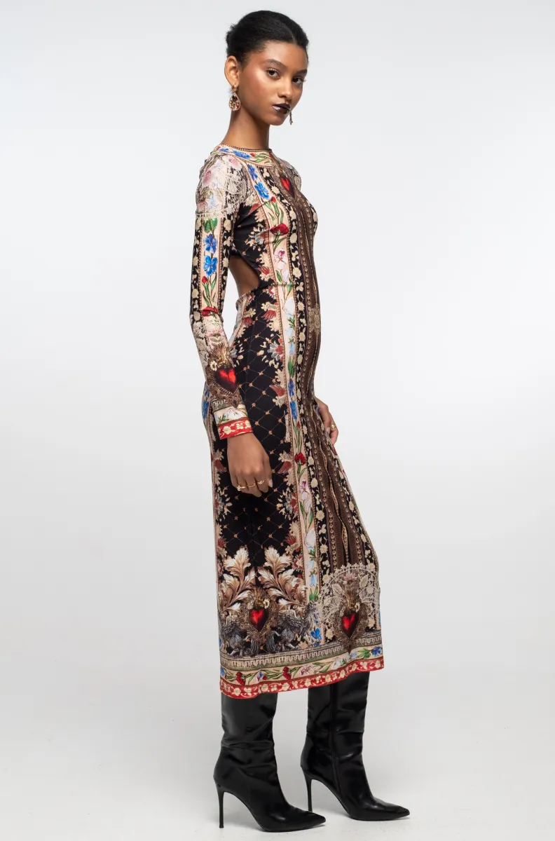 γυναικείο μακρύ φόρεμα από βελούδο με ανοιχτή πλάτη και με ιδιαίτερα σχέδια από την peace and chaos, opulence dress