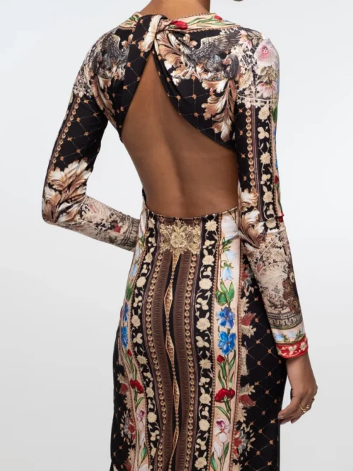 γυναικείο μακρύ φόρεμα από βελούδο με ανοιχτή πλάτη και με ιδιαίτερα σχέδια από την peace and chaos, opulence dress