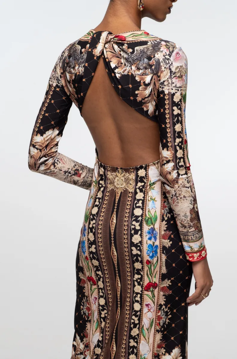 γυναικείο μακρύ φόρεμα από βελούδο με ανοιχτή πλάτη και με ιδιαίτερα σχέδια από την peace and chaos, opulence dress