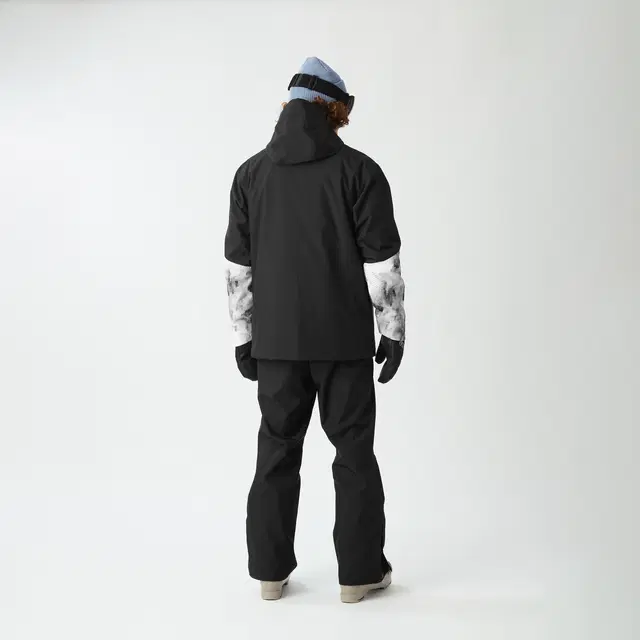 ανδρικό τεχνικό μπουφάν με ασπρόμαυρα χρώματα από την Picture, jomoh jacket snowy pine print