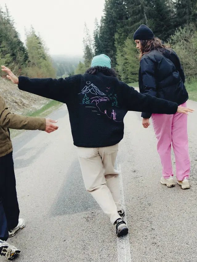 γυναικείο μπουφάν φλις σε μαύρο χρώμα με σχέδια στην πλάτη από την picture, nyss embro zip fleece