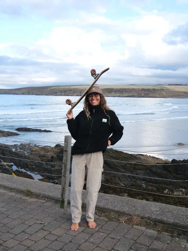 γυναικείο μπουφάν φλις σε μαύρο χρώμα με σχέδια στην πλάτη από την picture, nyss embro zip fleece