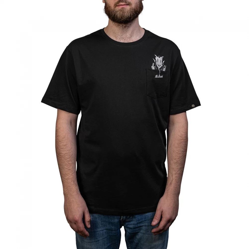 the-dudes-helles-in-hell-pocket-t-shirt-black ανδρική κοντομάνικη μπλούζα σε μαύρο χρώμα με τύπωμα και τσεπούλα από την the dudes, helles in hell pocket t-shirt