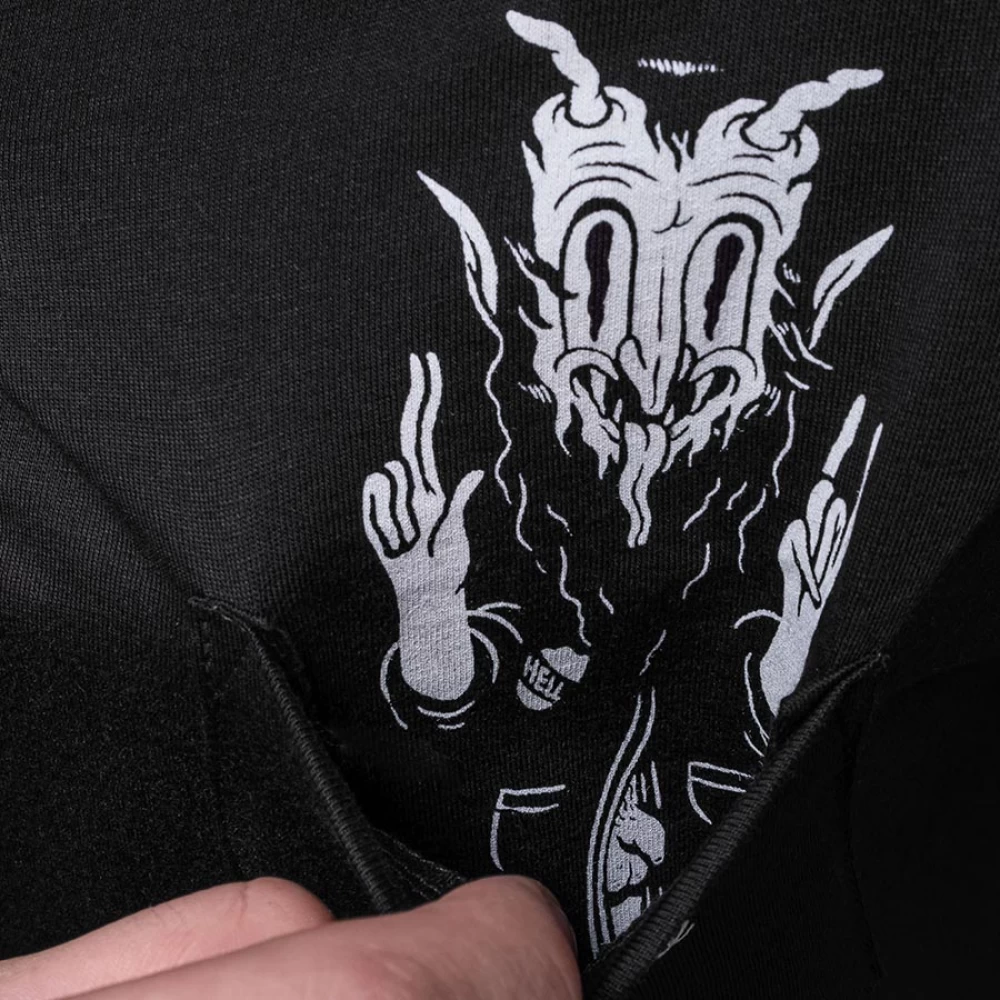 ανδρική κοντομάνικη μπλούζα σε μαύρο χρώμα με τύπωμα και τσεπούλα από την the dudes, helles in hell pocket t-shirt