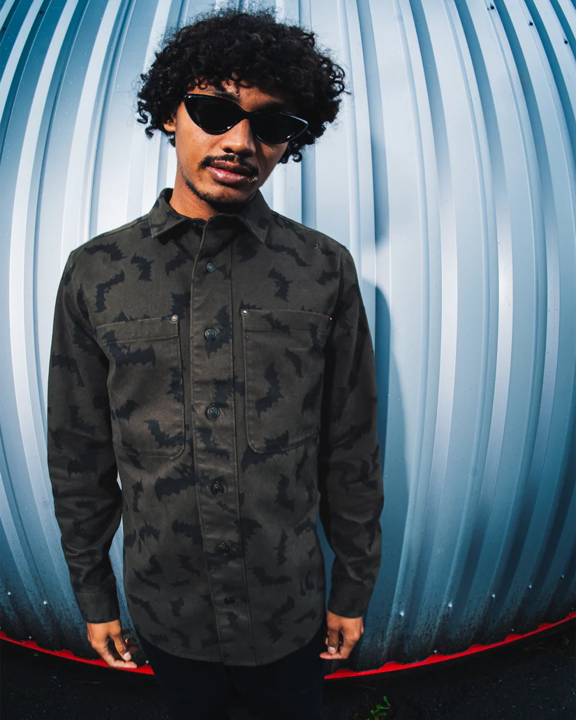 πουκάμισο σε γκρι χρώμα και με μαύρα σχέδια από την volcom, jj villard shirt