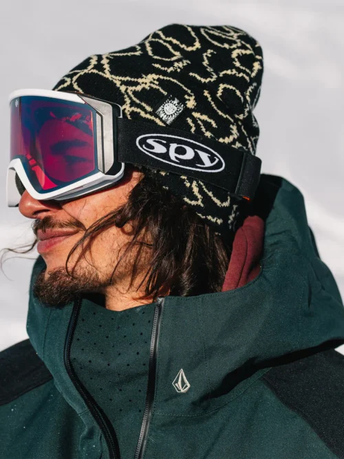 σκούφος σε μαύρο και άσπρο χρώμα από την volcom, longo beanie