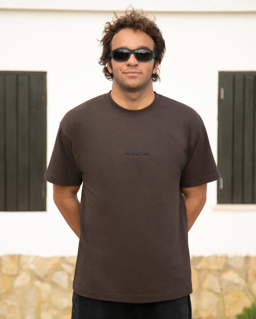 ανδρική κοντομάνικη μπλούζα σε καφέ χρώμα με επιγραφή στο μπροστινό μέρος από την volcom, stone t-shirt