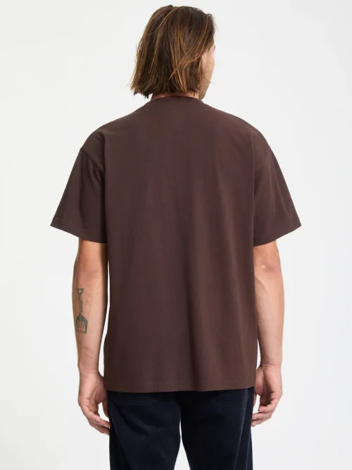 ανδρική κοντομάνικη μπλούζα σε καφέ χρώμα με επιγραφή στο μπροστινό μέρος από την volcom, stone t-shirt