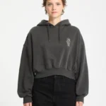 γυναικείο φούτερ σε γκρι χρώμα με ραμμένα σχέδια μπρος και πίσω από την volcom, vaderetro hoodie