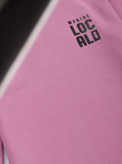 φούτερ χωρίς κουκούλα σε ροζ χρώμα με τύπωμα στο μπροστινό και πίσω μέρος από την we ride local, division dusty rose crewneck