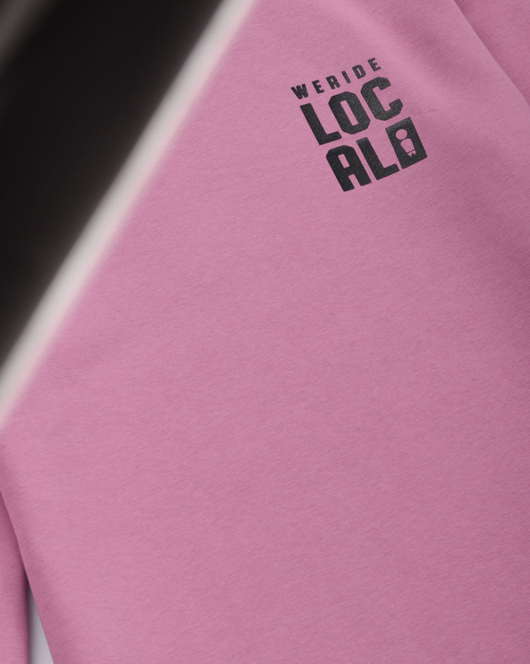 φούτερ χωρίς κουκούλα σε ροζ χρώμα με τύπωμα στο μπροστινό και πίσω μέρος από την we ride local, division dusty rose crewneck