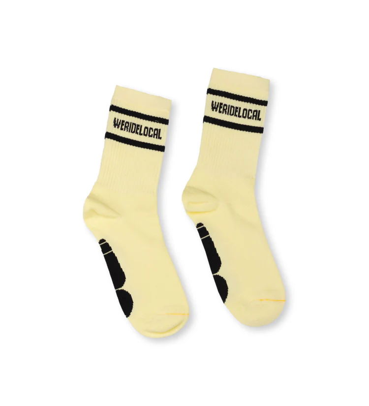 κάλτσες σε κίτρινο χρώμα από την we ride local, division banana socks