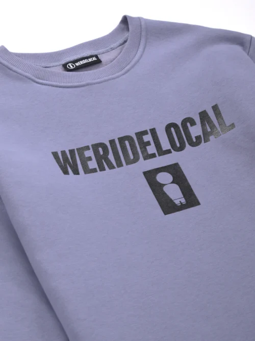 φούτερ χωρίς κουκούλα σε μωβ απαλό χρώμα με τύπωμα στο μπροστινό και πίσω μέρος από την we ride local, low rider pale violet crewneck