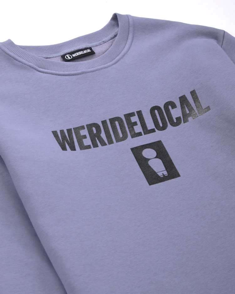 φούτερ χωρίς κουκούλα σε μωβ απαλό χρώμα με τύπωμα στο μπροστινό και πίσω μέρος από την we ride local, low rider pale violet crewneck