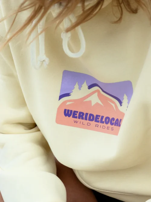 φούτερ σε κίτρινο χρώμα με τύπωμα στο μπροστινό και πίσω μέρος από την we ride local, wild rides banana hoodie