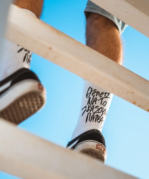 κάλτσες με επιγραφή στο πίσω μέρος από την bee unusual, theleis