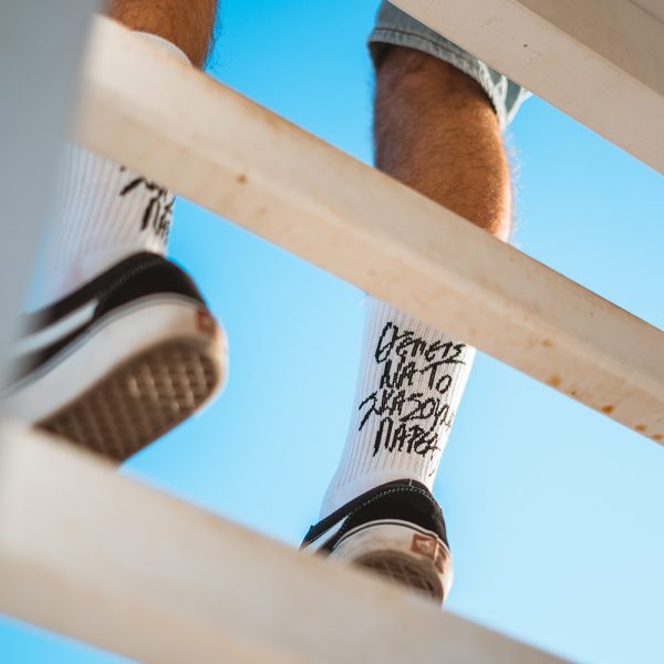 κάλτσες με επιγραφή στο πίσω μέρος από την bee unusual, theleis