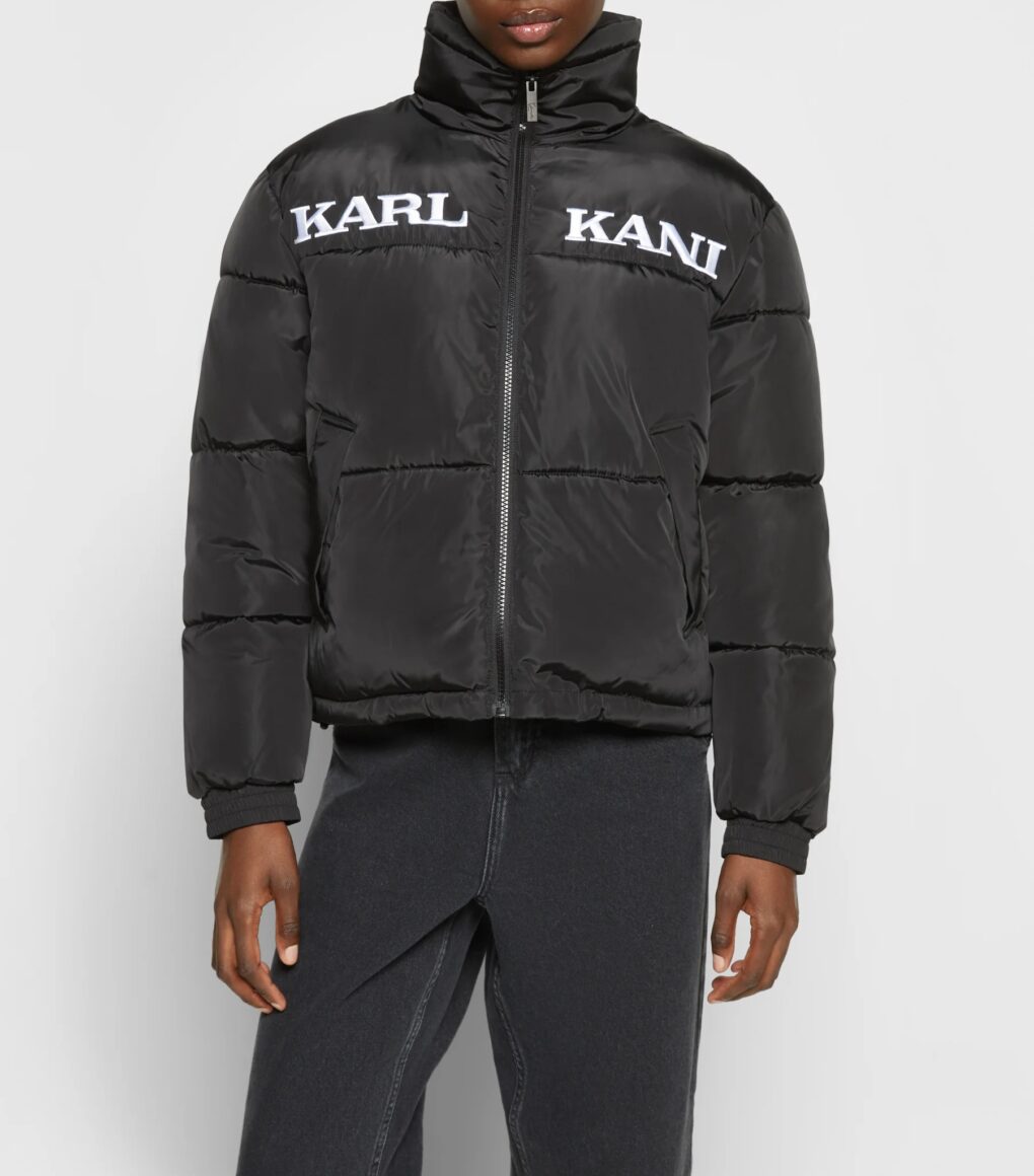 γυναικείο φουσκωτό μπουφάν σε μαύρο χρώμα με επιγραφή στο μπροστινό μέρος από την karl kani, retro puffer jacket