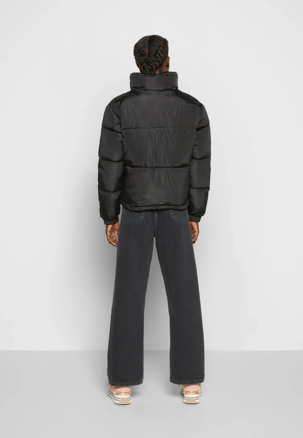 γυναικείο φουσκωτό μπουφάν σε μαύρο χρώμα με επιγραφή στο μπροστινό μέρος από την karl kani, retro puffer jacket