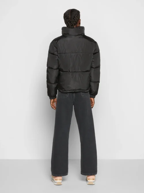 γυναικείο φουσκωτό μπουφάν σε μαύρο χρώμα με επιγραφή στο μπροστινό μέρος από την karl kani, retro puffer jacket