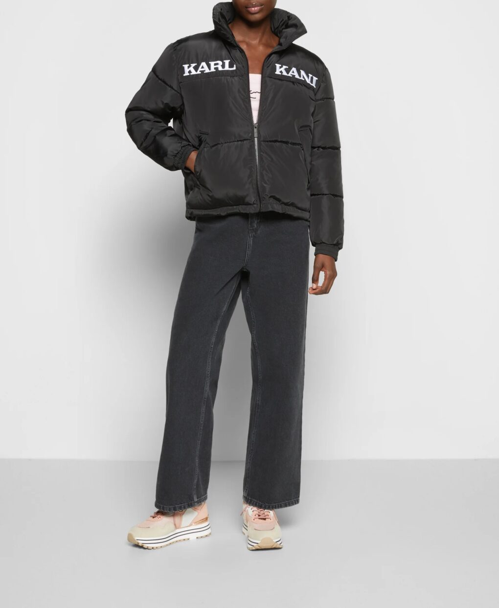 γυναικείο φουσκωτό μπουφάν σε μαύρο χρώμα με επιγραφή στο μπροστινό μέρος από την karl kani, retro puffer jacket