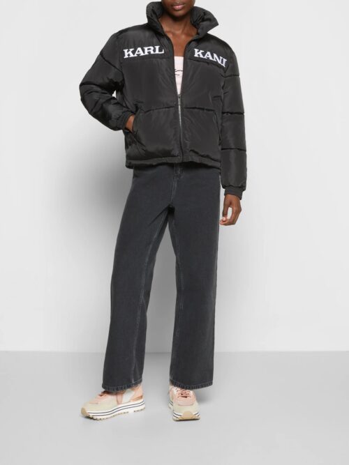 γυναικείο φουσκωτό μπουφάν σε μαύρο χρώμα με επιγραφή στο μπροστινό μέρος από την karl kani, retro puffer jacket
