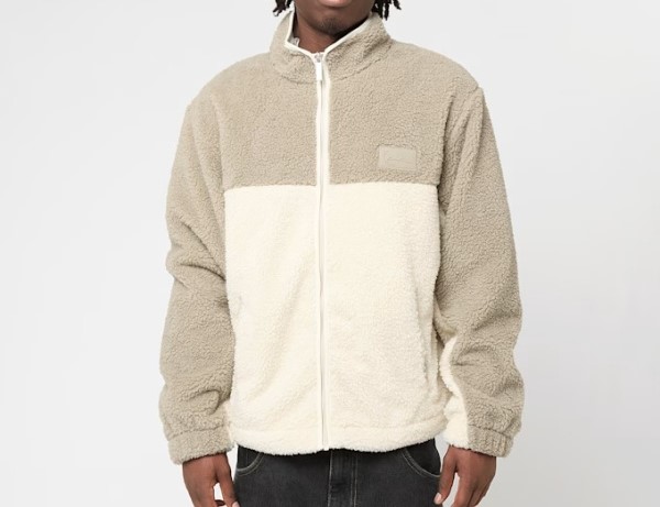 γούνινη ζακέτα με διχρωμία σε μπεζ και άσπρο χρώμα από την karl kani, signature rubber patch teddy zip jacket